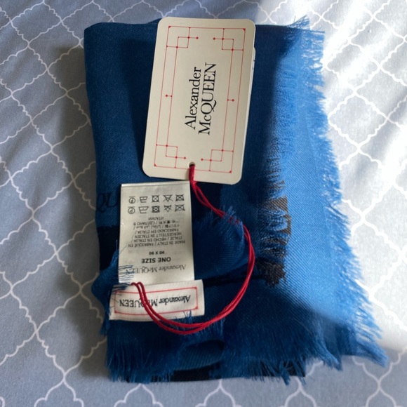 ALEXANDER MCQUEEN 100% Wool Blue Graffiti Scarf - Picture 5 of 11